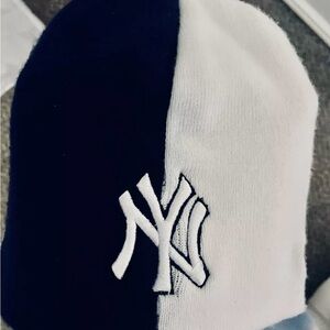 NWOT VINTAGE NY YANKEES  White and Blue Two-Tone BEANIE w/ Embroidered Logo